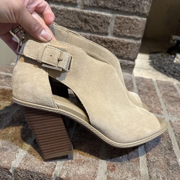 Vince Camuto Fareena Block Heel Open Toe Zip Closure Beige Suede Shoe Womens 11 - Picture 8 of 16